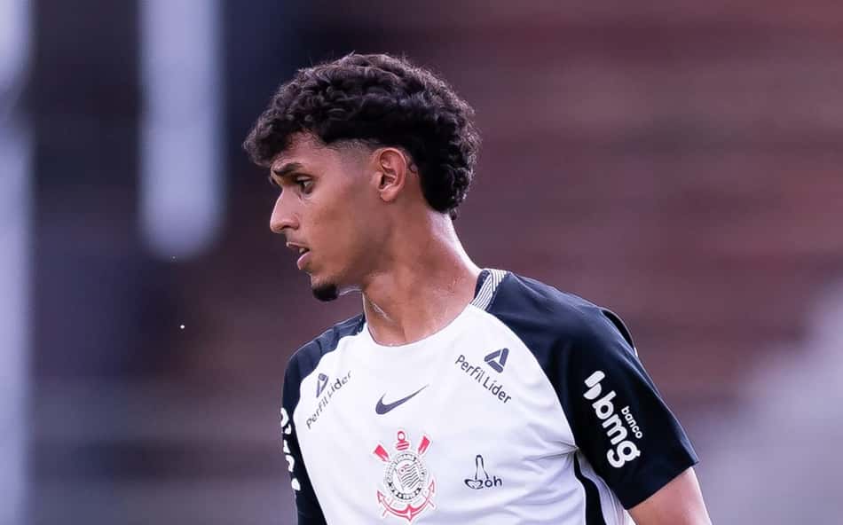 Levy Dias em campo, usando uniforme branco com detalhes pretos e escudo do clube no peito.