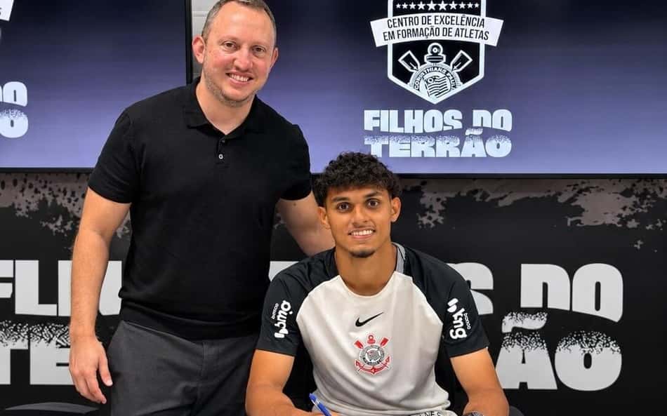 Levy Dias e atleta do Corinthians durante assinatura no Centro de Excelência em Formação de Atletas