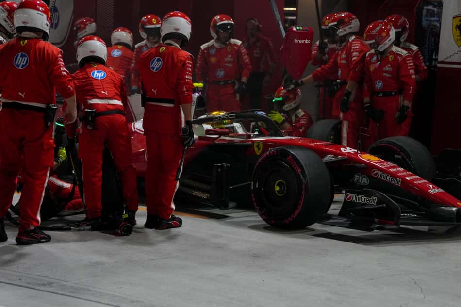 Lewis Hamilton, da Ferrari, no GP de Singapura de Fórmula 1 (Foto: NG HAN GUAN / POOL / AFP)