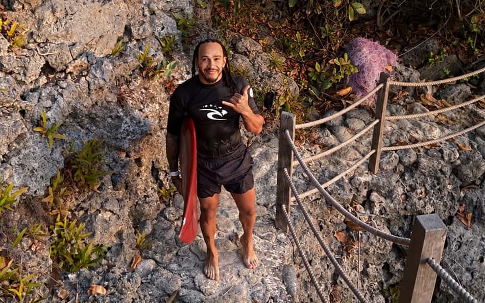 Lewis Hamilton surfando na pausa da Fórmula 1 (Foto: Reprodução/Instagram/Lewis Hamilton)