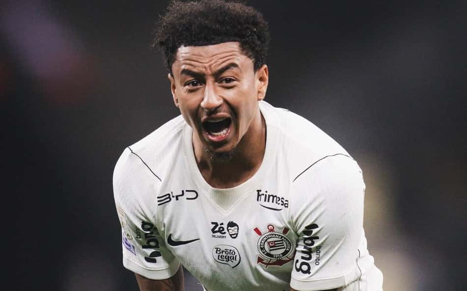 Lingard com camisa branca com patrocínios, gritando durante lance em campo.