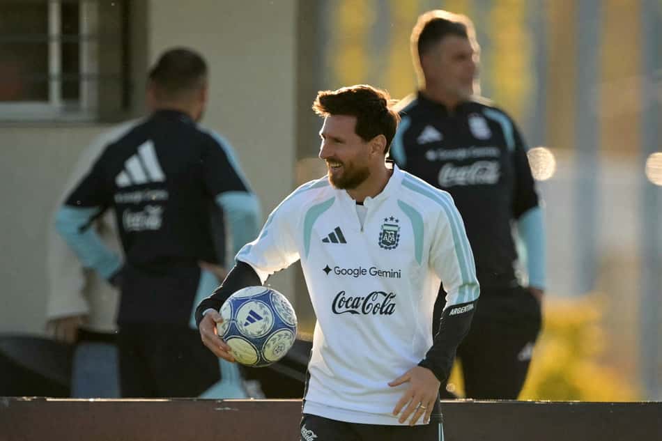 Lionel Messi com a bola nos braços em treino com a Argentina