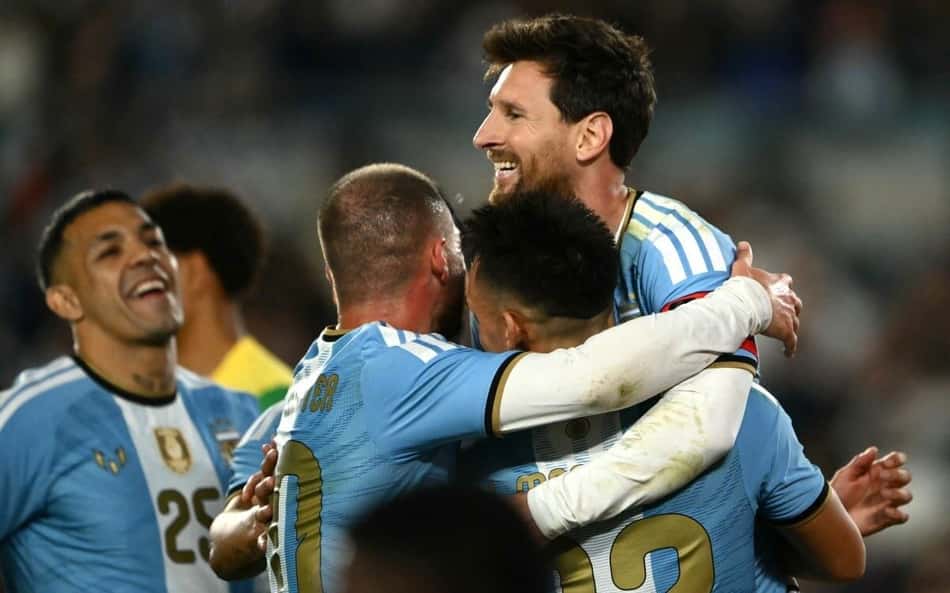 Lionel Messi comemorando gol de pênalti