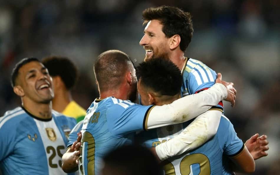 Lionel Messi comemorando gol de pênalti