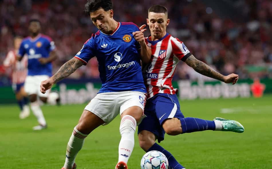 Lisandro Martínez com Grimaldo em Atlético de Madrid x Manchester United, pela Champions League
