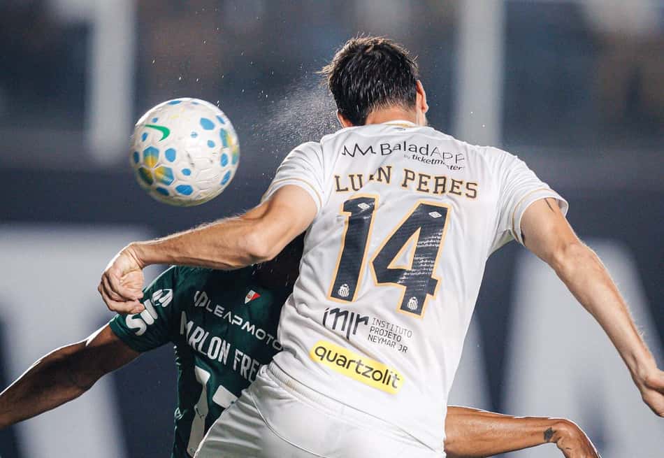 Luan Peres (Santos) e Marlon Freitas (Palmeiras) disputam a bola no empate Santos x Palmeiras.