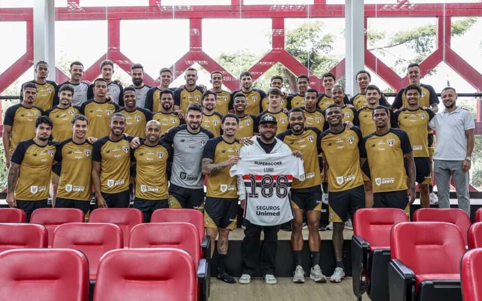 Luan recebe camisa em homenagem à sua trajetória pelo São Paulo