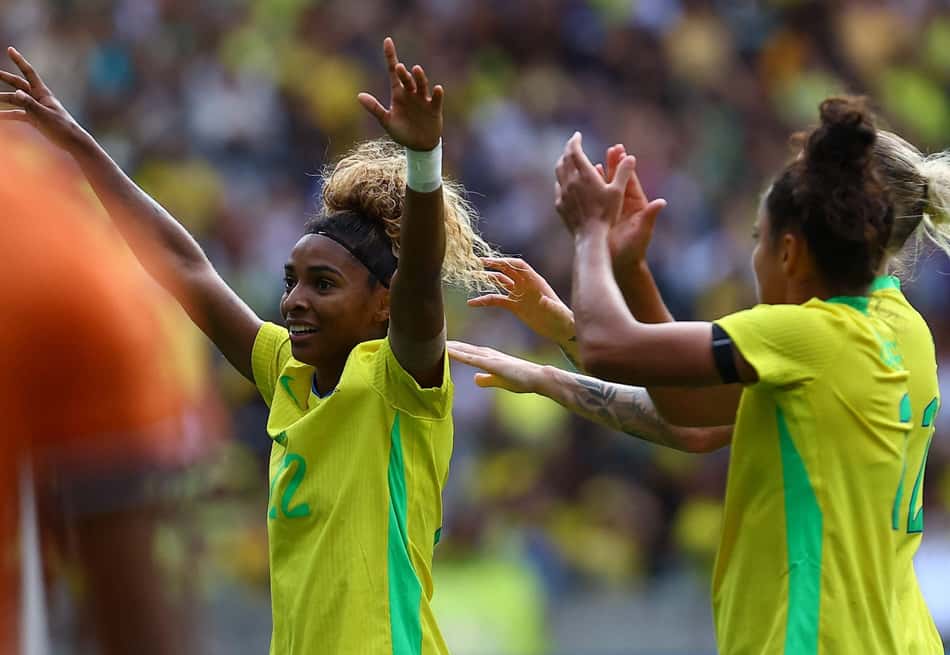 Luany comemora o primeiro gol do Brasil no clássico contra a Argentina