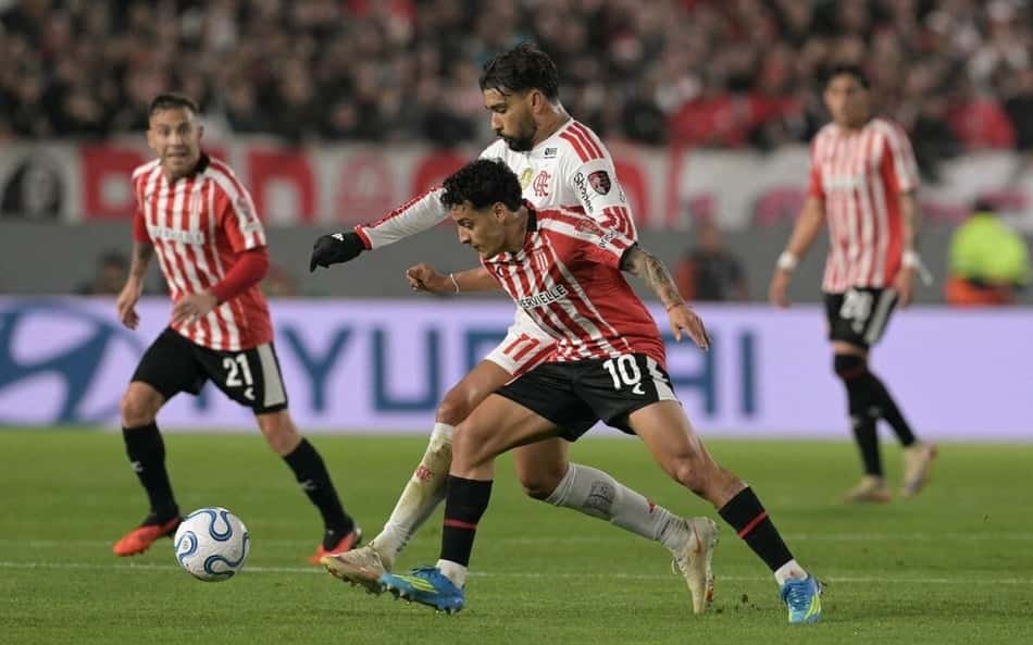 Lucas Paquetá em ação durante Estudiantes e Flamengo, pela Libertadores