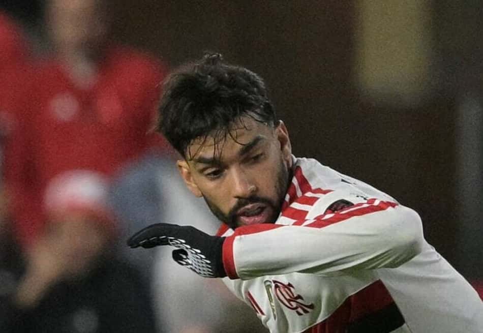 Lucas Paquetá passa pela marcação de Castro em Estudiantes x Flamengo pela semifinal da Libertadores