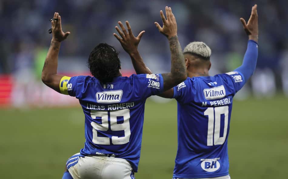 Lucas Romero e Matheus Pereira comemorando gol