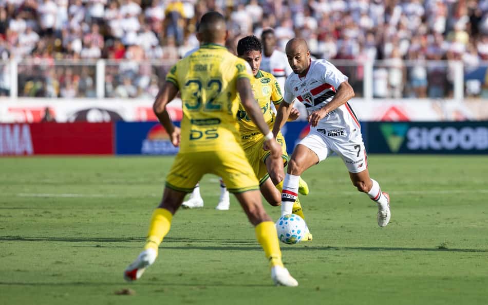 Lucas, camisa 7 do São Paulo, avança com a bola em duelo contra Mirassol no Maião