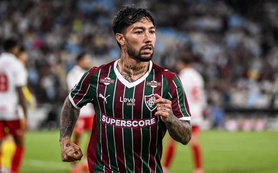 Lucho Acosta em ação durante Fluminense e Internacional, pelo Campeonato Brasileiro