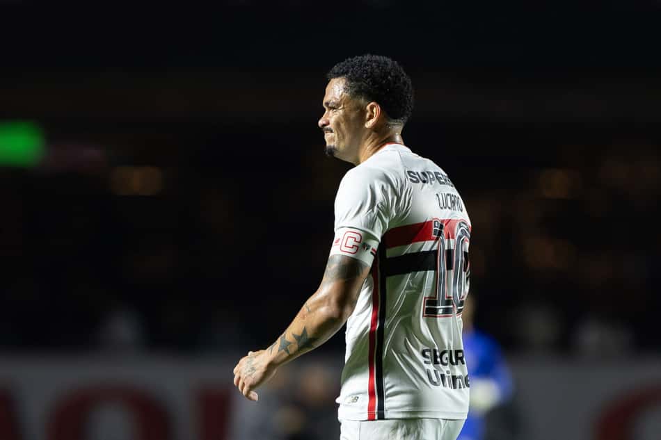 Luciano, jogador do São Paulo sente lesao durante partida contra o Santos no estádio Morumbi pelo campeonato Brasileiro A 2026.