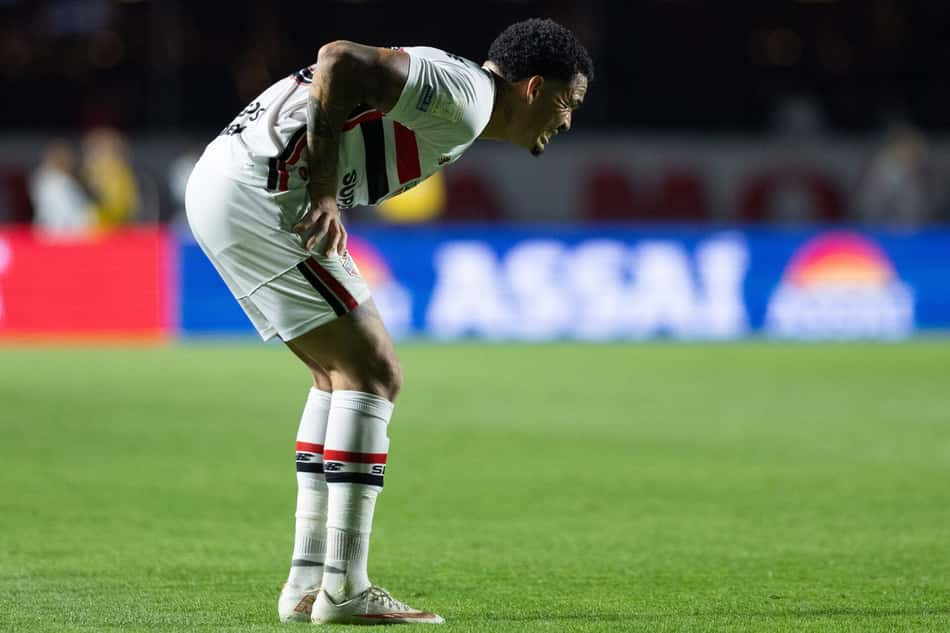 Luciano sente a coxa na partida entre São Paulo e Santos