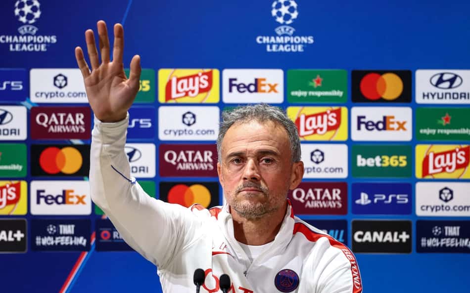Luis Enrique levanta a mão durante coletiva de imprensa do PSG