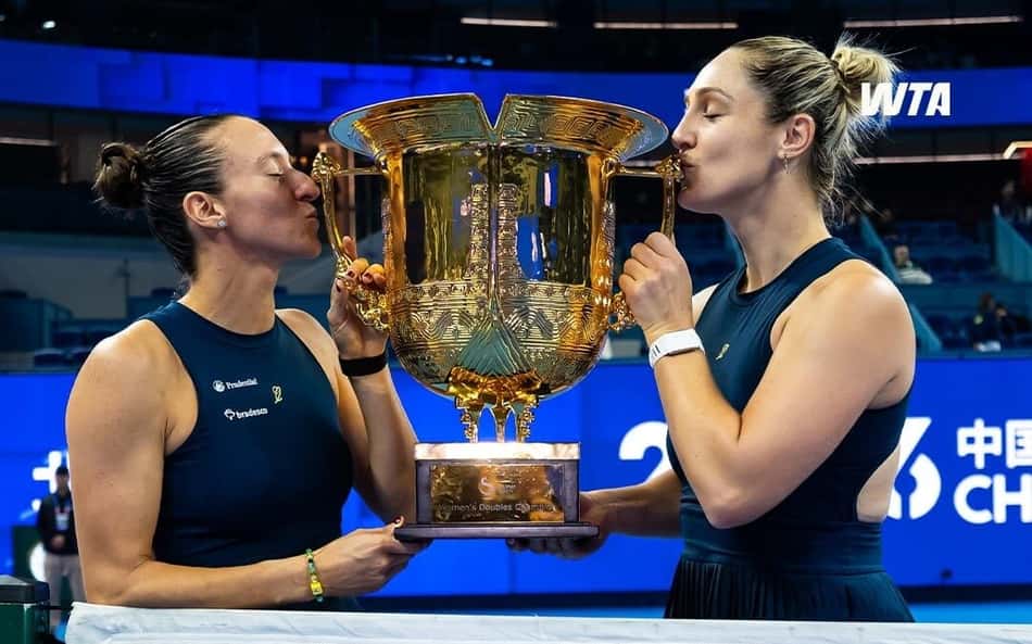 Luisa Stefani e Gabriela Dabrowski foram campeãs do WTA 1000 de Pequim (Foto: Reprodução/Instagram/WTA)