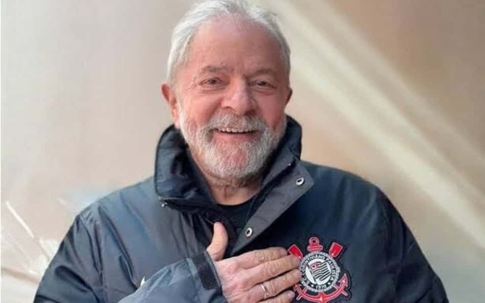 Lula vestindo jaqueta escura com emblema no peito esquerdo do Corinthians