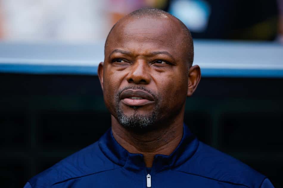 Marcão, treinador do Flu, em jaqueta azul, concentrado.