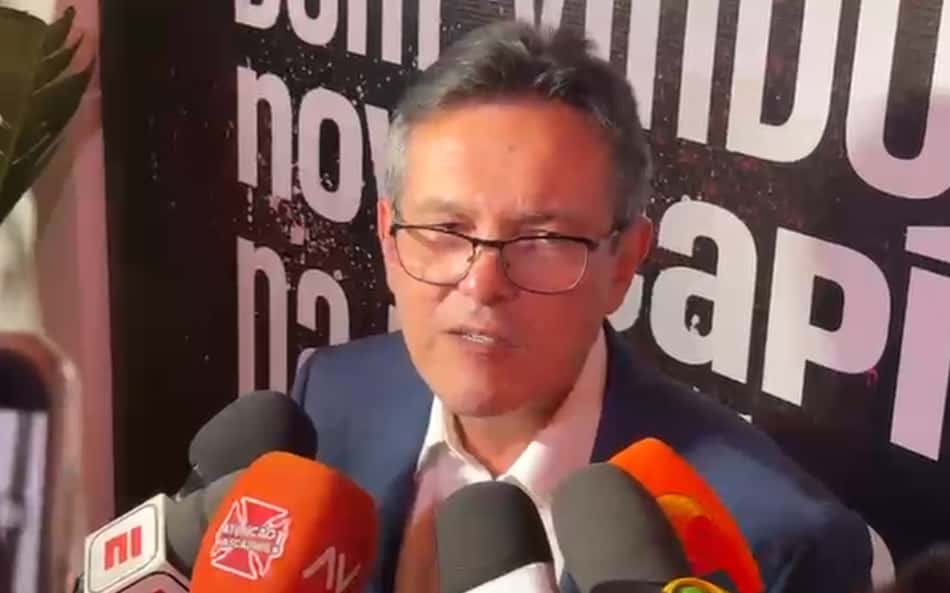 Mario Junqueira Vasco Durante Entrevista com Microfones.