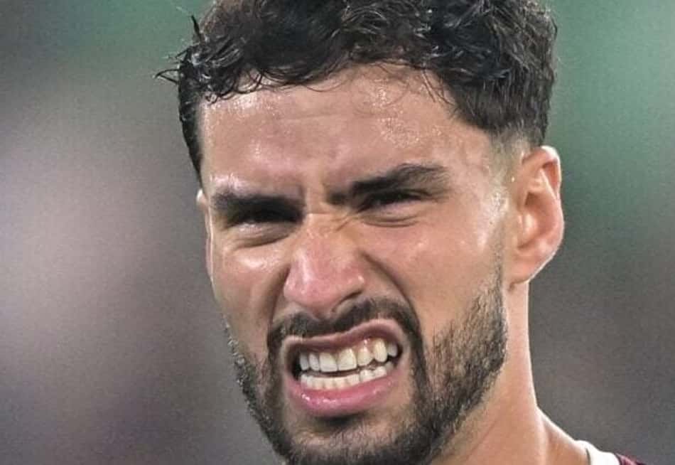 Dois jogadores do Fluminense em campo, com uniformes listrados verde e grená, expressão concentrada.