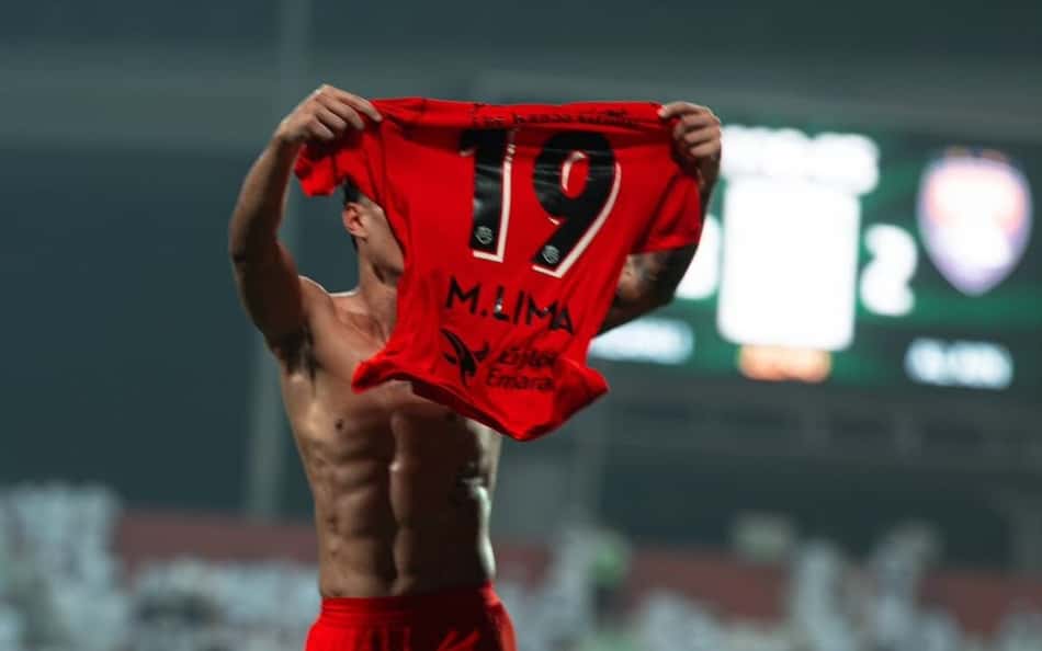 Mateusão segurando a camisa 19 do Shabab Al-Ahli