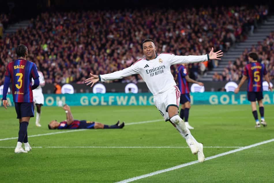 Kylian Mbappé celebra o segundo gol do Real Madrid contra o Barcelona no Clássico no Camp Nou.
