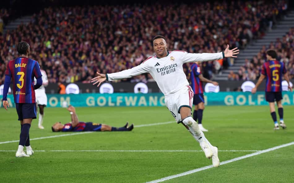 Kylian Mbappé celebra o segundo gol do Real Madrid contra o Barcelona no Clássico no Camp Nou.