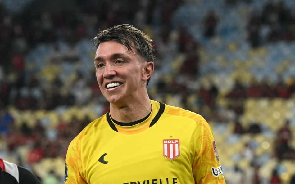 Goleiro Muslera, em uniforme amarelo, em partida contra o Flamengo.