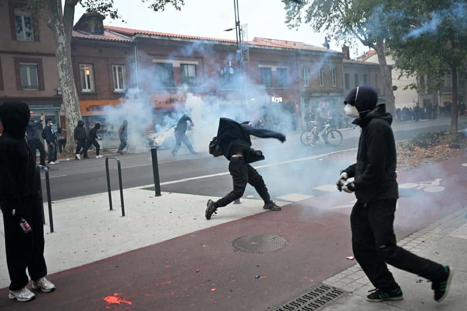 Manifestantes na França em confronto com a polícia em meio a protestos sociais