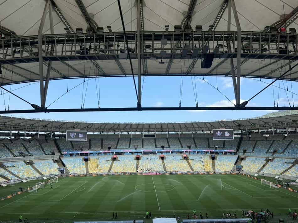 Maracanã (Maraca) vazio, campo pronto para Fluminense x Santos.