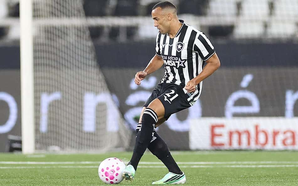 Marçal em ação pelo Botafogo