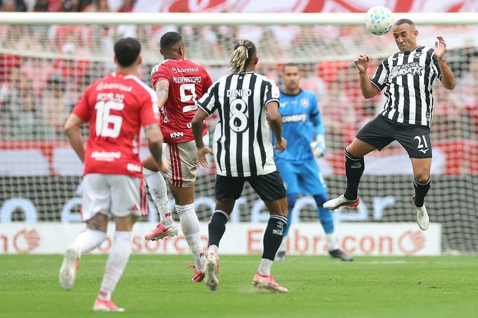 Marçal, do Botafogo, disputa bola com o Inter em jogo