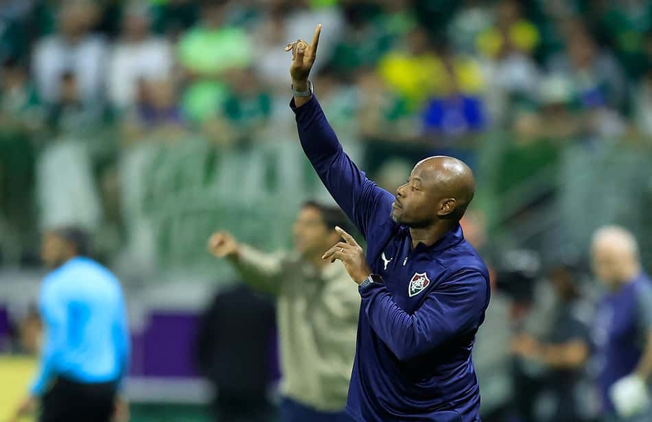 Marcão orienta jogadores durante Palmeiras x Fluminense