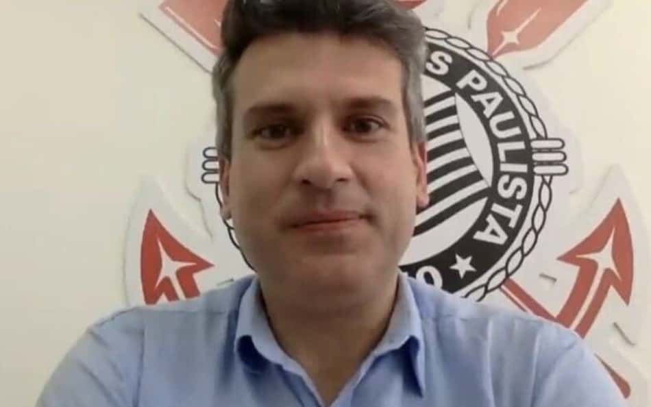 Marcelo Munhoes em frente ao escudo do Corinthians.