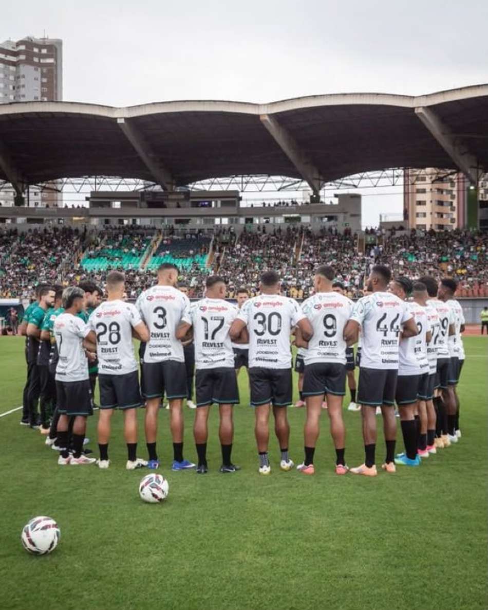 Elenco do Maringá reunido.