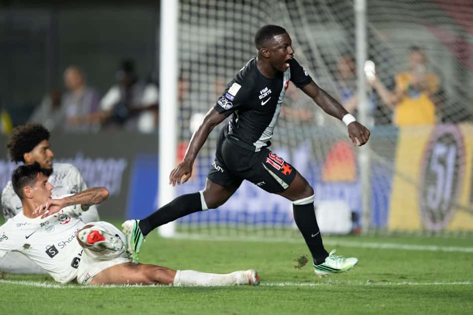 Marino Hinestroza, jogador do Vasco, celebra o gol pelo Vasco contra o Corinthians no estádio São Januário, Brasileirão A 2026.