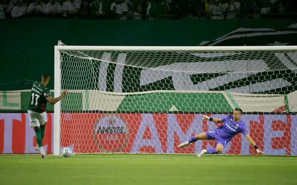 Marlon Freitas durante pênalti batido em Palmeiras e Fluminense, pela Libertadores