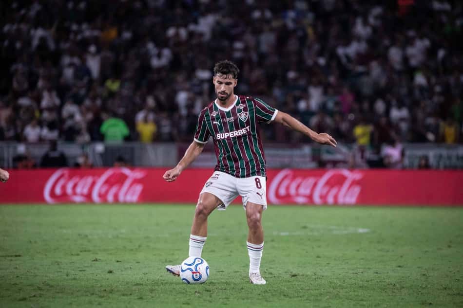 Martinelli do Fluminense controla a bola durante a Copa Libertadores.
