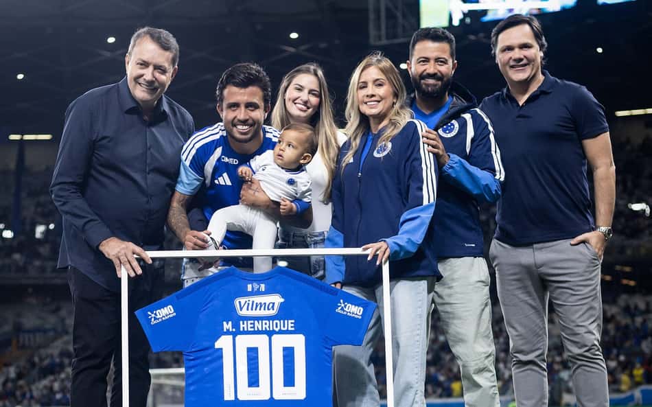 Cruzeiro presta homenagem a jogador por completar 100 jogos