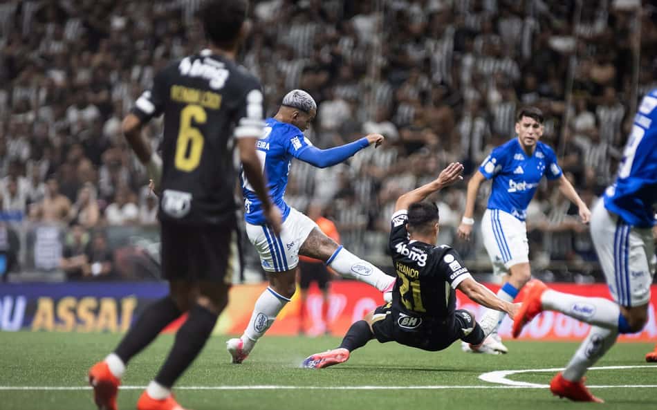 Matheus Pereira chuta contra o Atlético-MG na Arena MRV, jogo Cruzeiro x Atlético-MG (Foto: Gustavo Aleixo/Cruzeiro)