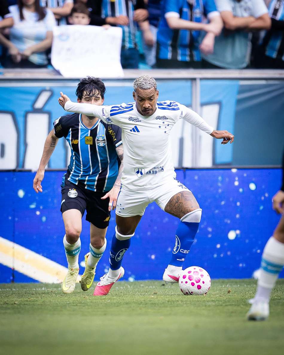 Matheus Pereira disputa bola contra o Grêmio