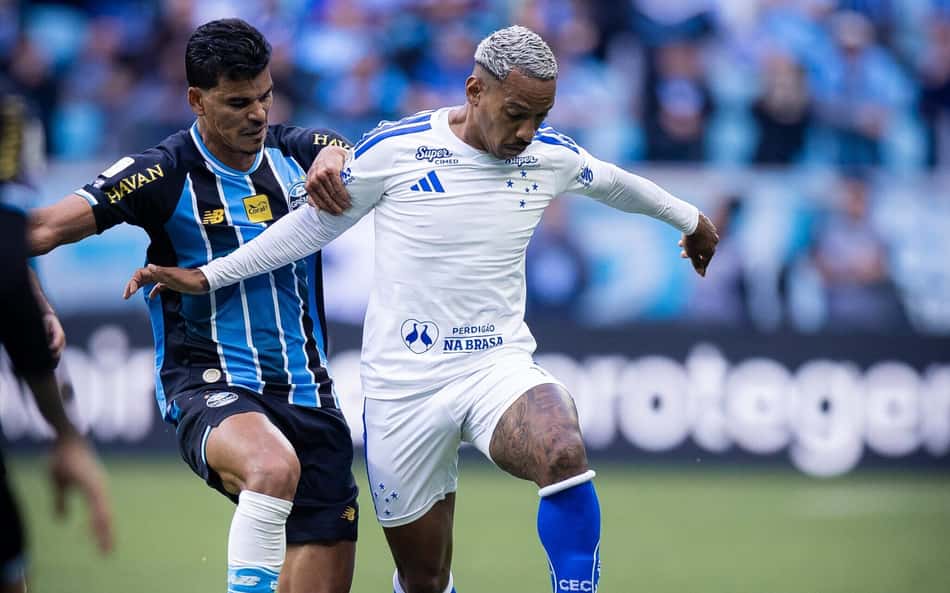 Matheus Pereira disputa bola contra o Grêmio (Foto: Lucas Bubols/Cruzeiro)