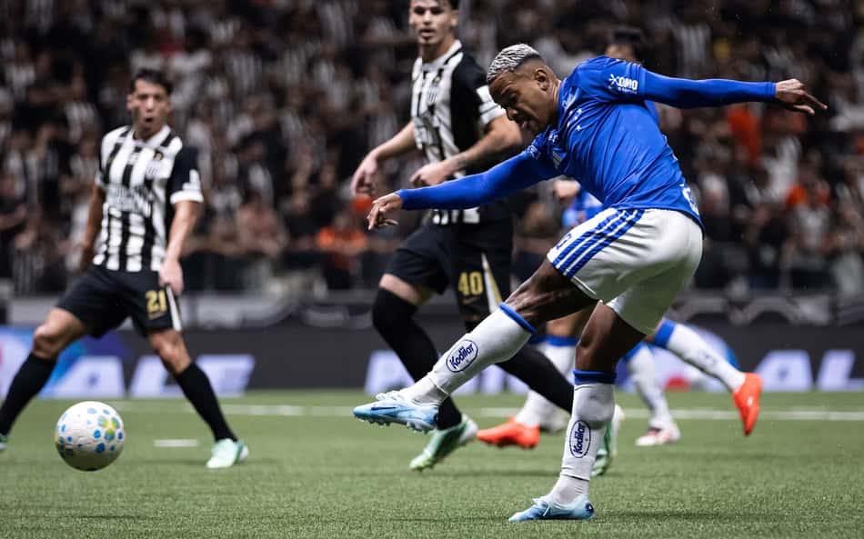 Matheus Pereira avalia evolução do Cruzeiro no clássico