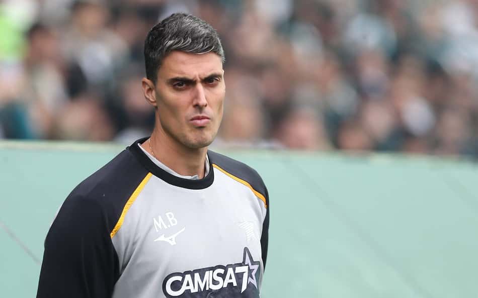 Técnico Matheus Bachi, auxiliar de Tite comanda o Botafogo durante partida válida pelo Campeonato Brasileiro no Estádio Couto Pereira, em Curitiba, nesta segunda-feira (Foto: Geraldo Bubniak/AGB/Folhapress)