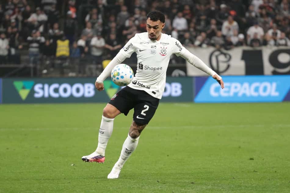 Matheuzinho, jogador de futebol com camisa branca nº 2, em ação durante a partida.