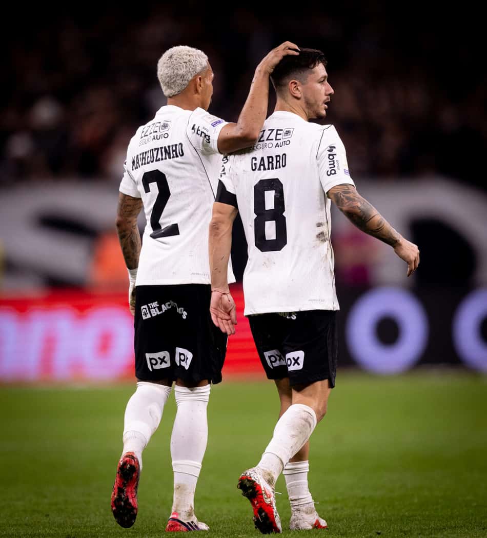Matheuzinho e Rodrigo Garro em jogo do Corinthians