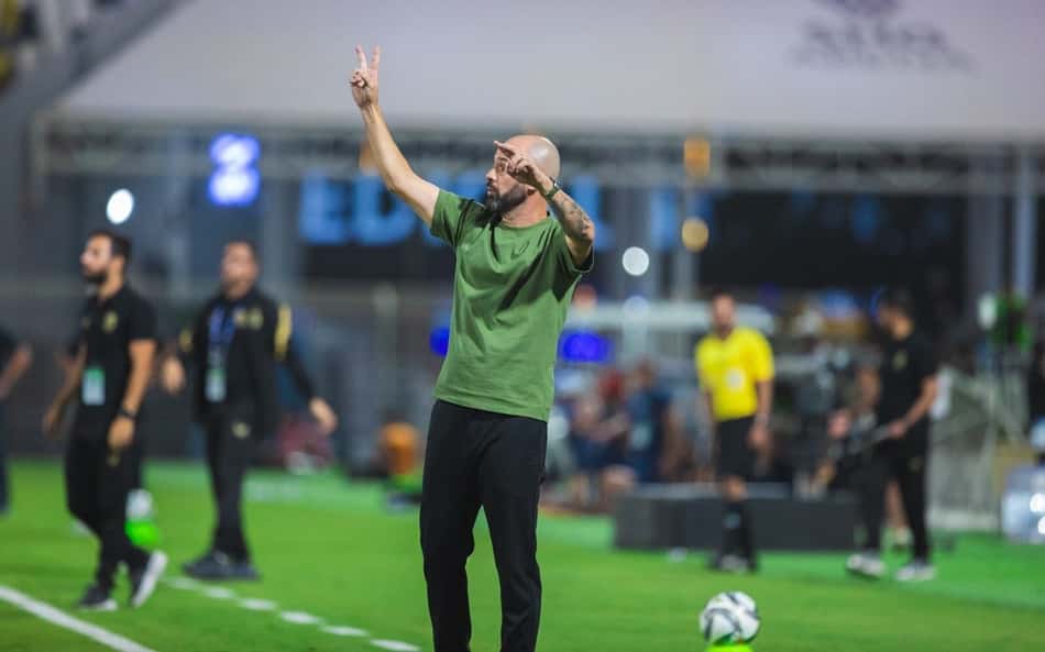 Maurício Dulac orienta jogadores do Al-Riyadh em jogo do Campeonato Saudita