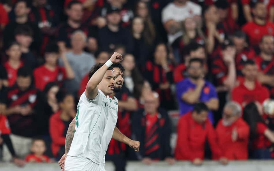 Palmeiras supera dificuldades em jogo de líder e transfere pressão para o Flamengo
