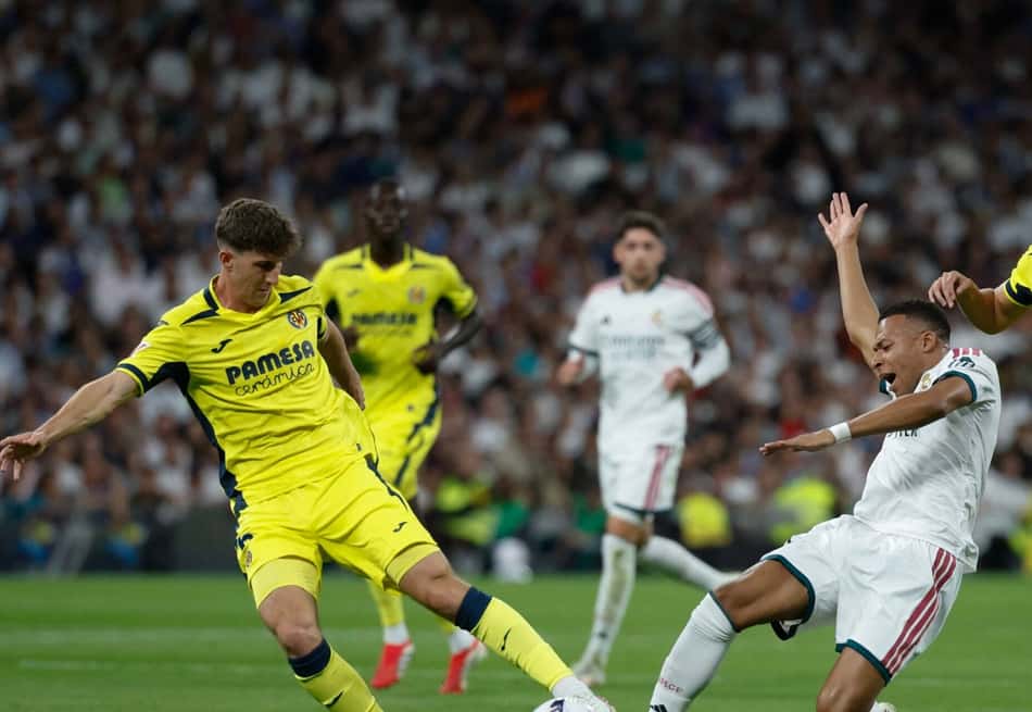 Mbappé disputa a bola com Navarro no duelo entre Real Madrid e Villarreal pela La Liga